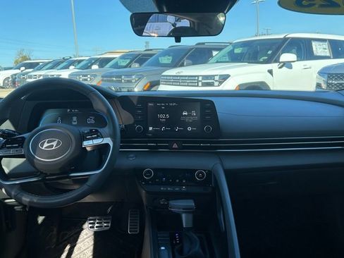 Used 2025 Hyundai Elantra Sport image 19