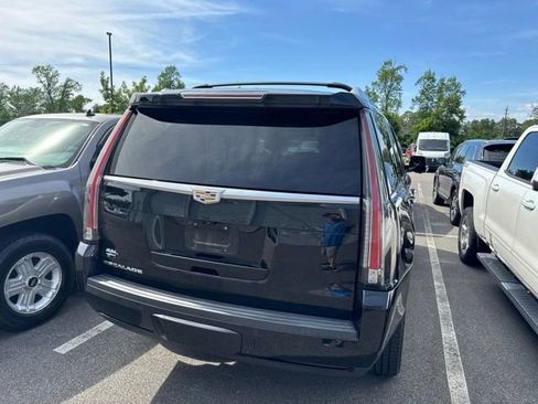 Used 2017 Cadillac Escalade Luxury AWD/4WD image 2