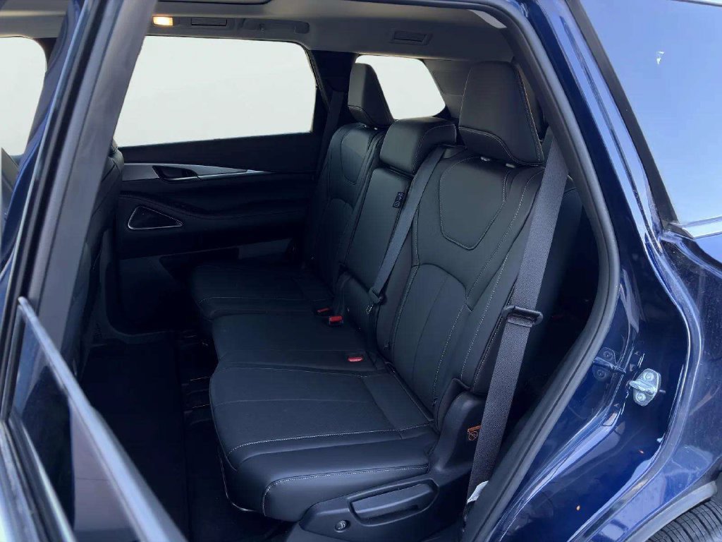 Used 2026 INFINITI QX60 Luxe w/ Cargo Package FWD image 12