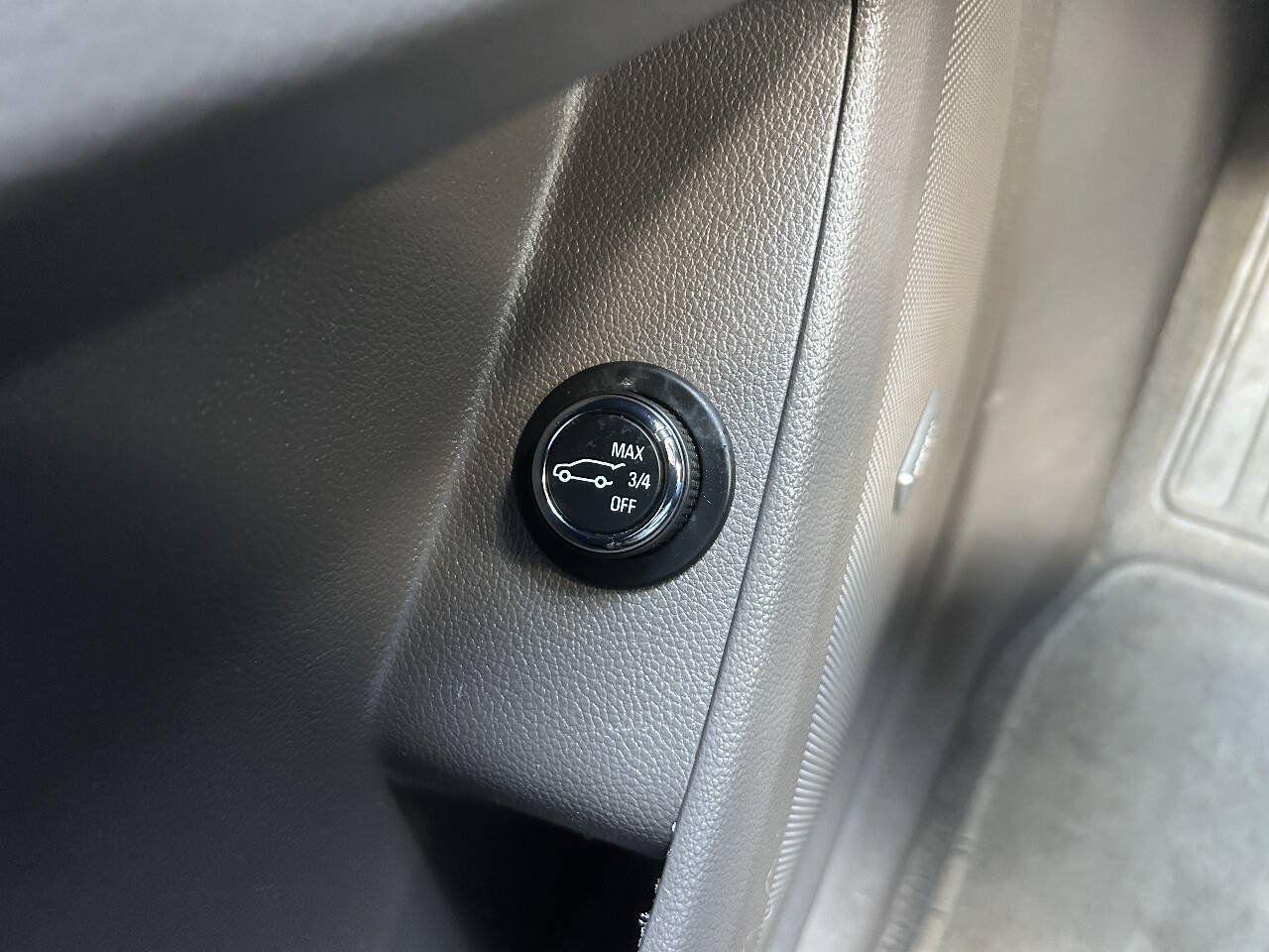 Used 2019 Chevrolet Traverse Premier w/ Driver Confidence II Package FWD image 16