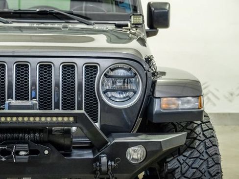 Used 2019 Jeep Wrangler Unlimited Sahara AWD/4WD image 3