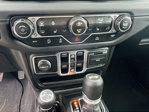 Used 2025 Jeep Wrangler Sahara image 32