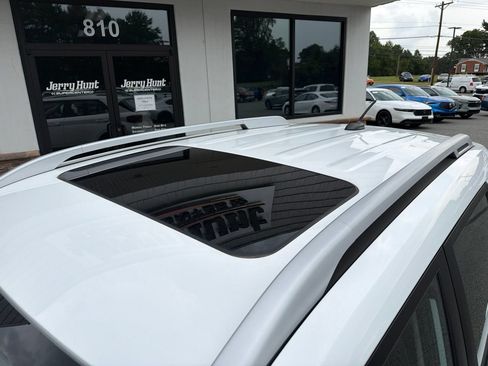 Used 2025 Hyundai Venue SEL FWD image 14