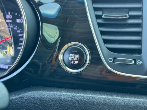 Used 2019 Kia Sedona SX image 32