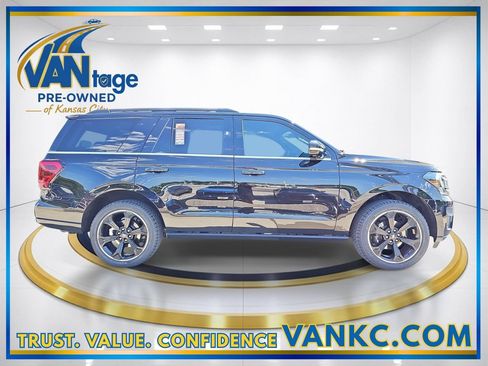 Used 2022 Ford Expedition Limited AWD/4WD image 5