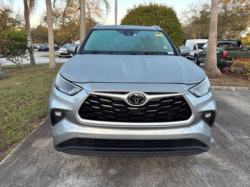 Used 2023 Toyota Highlander XLE image 2
