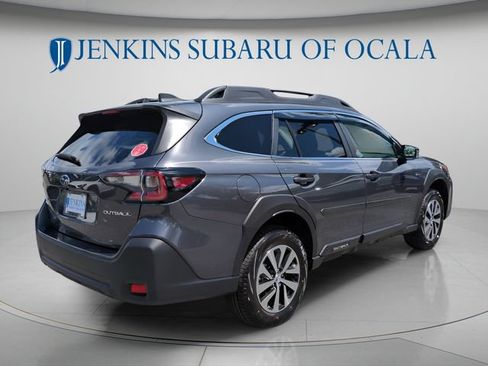 Used 2025 Subaru Outback Premium AWD/4WD image 3