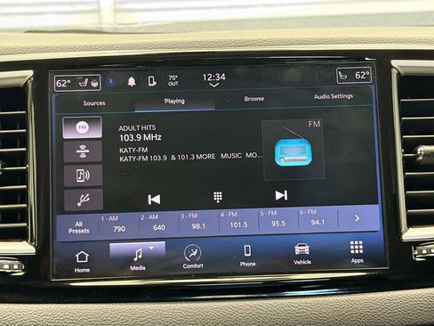 Used 2023 Chrysler Pacifica Touring-L image 9