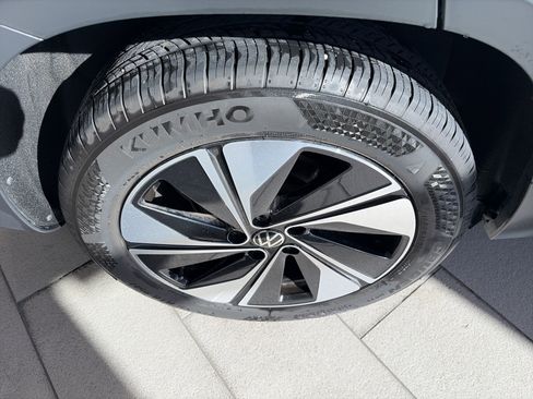 Used 2024 Volkswagen Taos SE w/ Panoramic Sunroof Package image 14