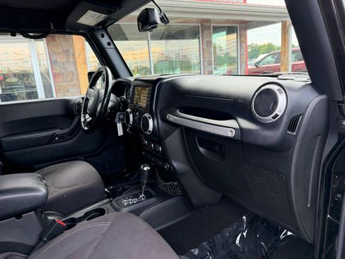 Used 2015 Jeep Wrangler Unlimited Sahara w/ Dual Top Group AWD/4WD image 20