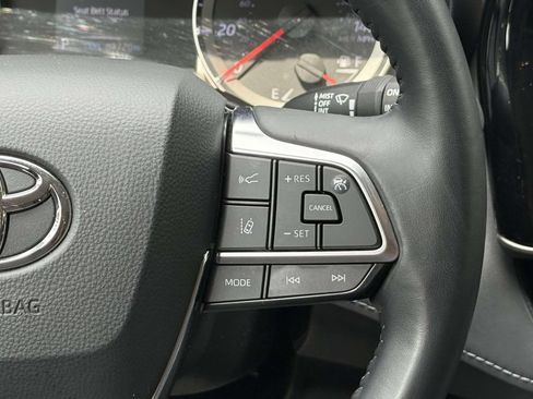 Used 2020 Toyota Highlander LE FWD image 19