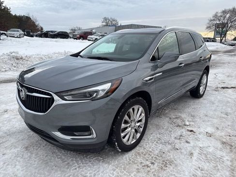 Used 2020 Buick Enclave Essence image 2