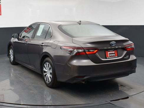 Used 2021 Toyota Camry LE image 3