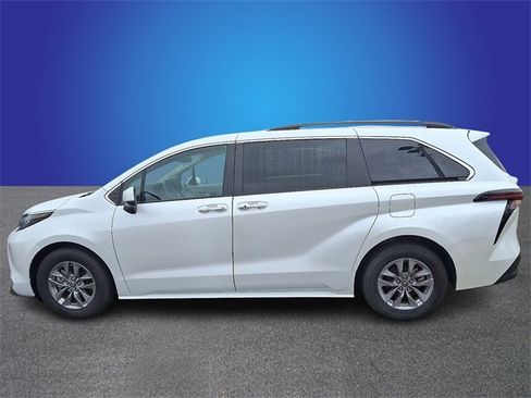 Used 2023 Toyota Sienna XLE image 6