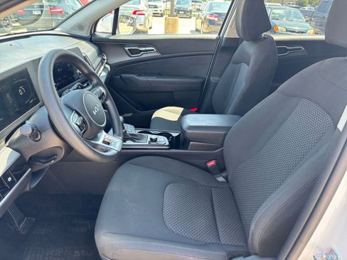 Used 2025 Kia Sportage LX FWD image 25