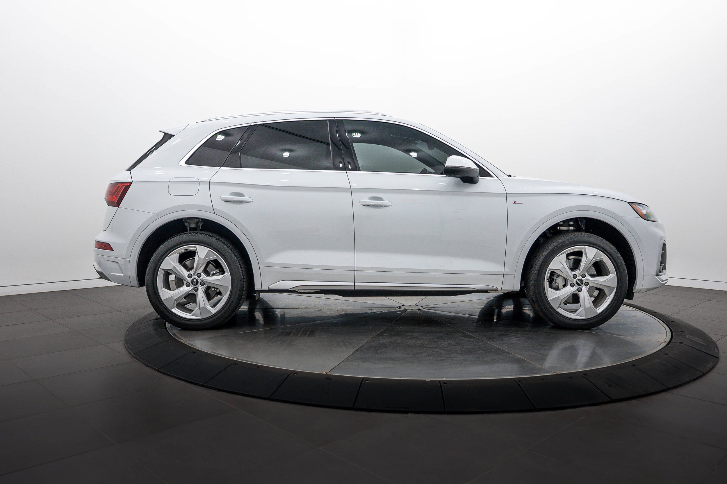 Certified 2023 Audi Q5 2.0T Premium Plus AWD/4WD image 3