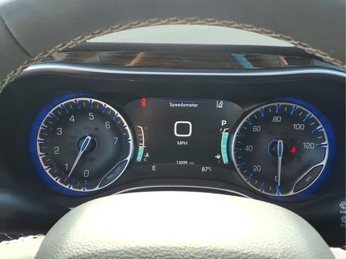 Used 2024 Chrysler Pacifica Limited FWD image 13