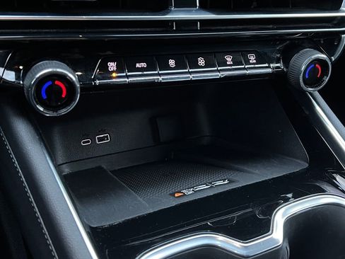 Used 2025 Chevrolet Traverse LT image 33