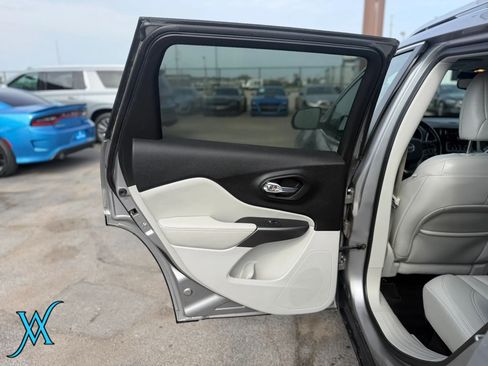 Used 2021 Jeep Cherokee Limited AWD/4WD image 15
