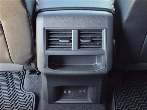 Used 2022 Volkswagen Atlas Cross Sport SE FWD image 17