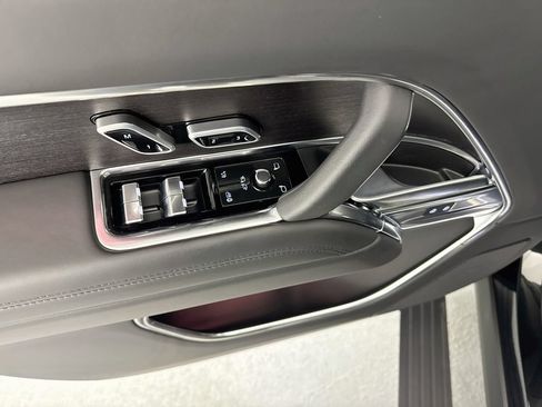 Certified 2025 Land Rover Range Rover SE AWD/4WD image 18