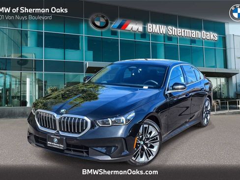 Used 2026 BMW 530i xDrive w/ Premium Package AWD/4WD image 1