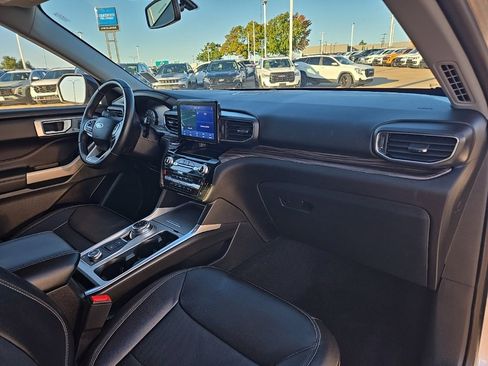 Used 2024 Ford Explorer Limited image 18