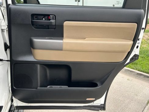 Used 2014 Toyota Sequoia SR5 AWD/4WD image 27
