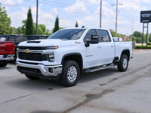 Used 2024 Chevrolet Silverado 2500 LT image 2