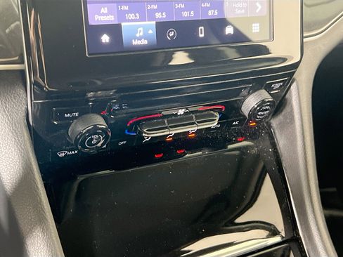 Used 2023 Jeep Grand Cherokee Laredo image 15