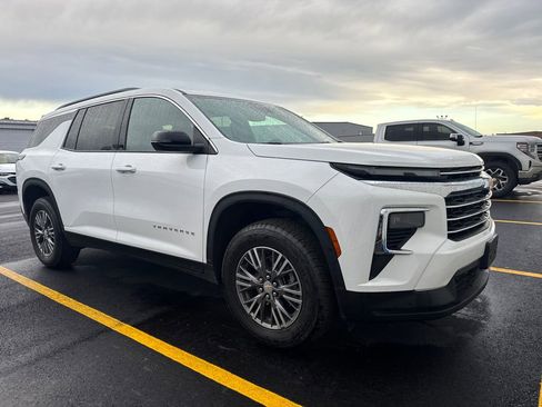 Used 2025 Chevrolet Traverse LT image 2