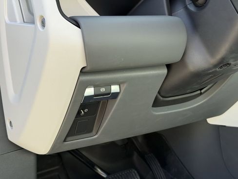 Used 2025 Land Rover Defender 110 X-Dynamic SE image 29