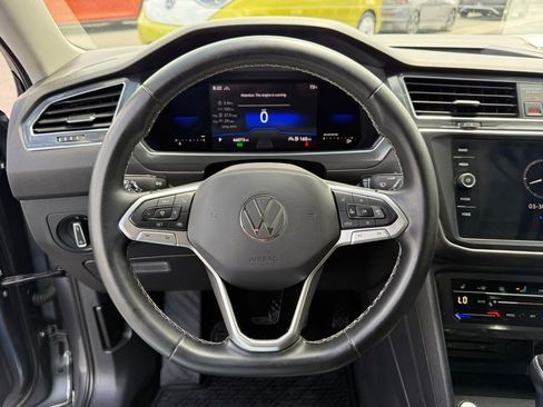 Used 2022 Volkswagen Tiguan SE w/ Panoramic Sunroof Package AWD/4WD image 17