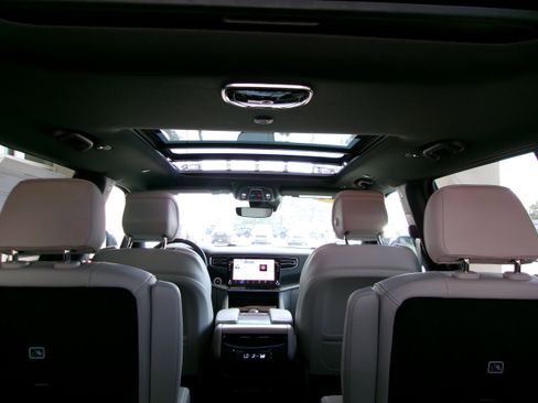 New 2026 Jeep Grand Wagoneer 4WD image 18