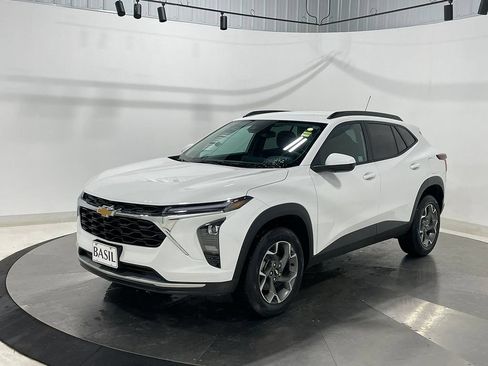 Used 2025 Chevrolet Trax LT FWD image 8