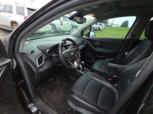 Used 2020 Chevrolet Trax Premier w/ LPO, Cargo Package FWD image 8