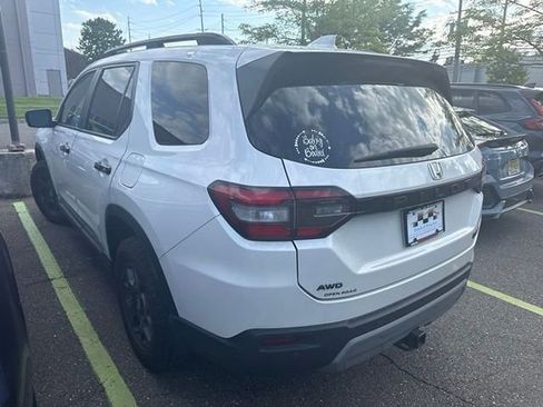 Used 2023 Honda Pilot TrailSport image 3