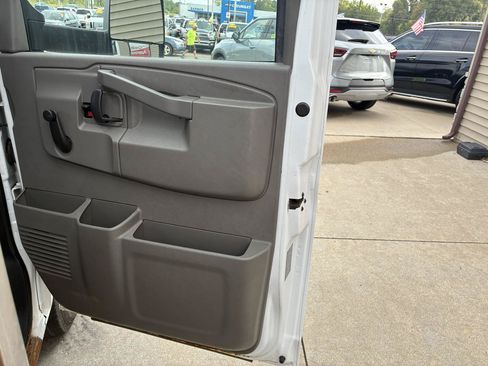 Used 2017 Chevrolet Express 3500 RWD image 9