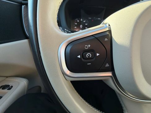 Used 2021 Volvo XC60 T5 Momentum w/ Premium Package image 32