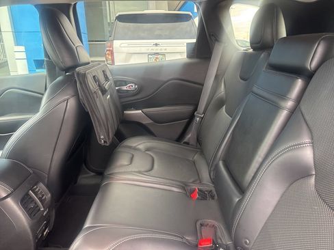 Used 2019 Jeep Cherokee Limited w/ Technology Group FWD image 12