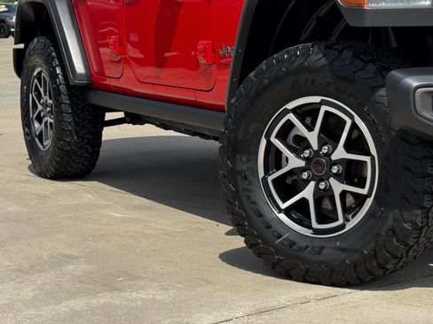 Used 2025 Jeep Wrangler Unlimited Rubicon AWD/4WD image 12