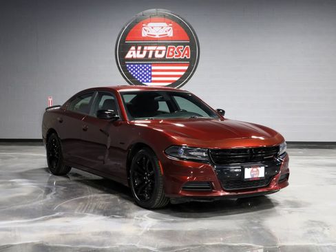 Used 2018 Dodge Charger SXT w/ Blacktop Package RWD image 1