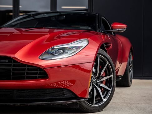 Used 2017 Aston Martin DB11 V12 RWD image 15