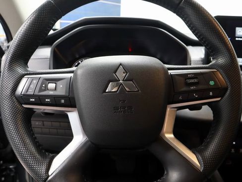 Used 2024 Mitsubishi Outlander SE image 32