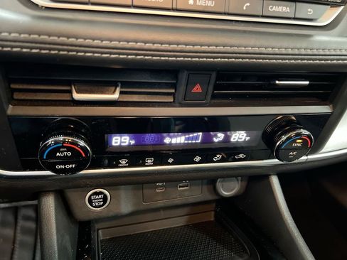 Used 2023 Nissan Rogue SV AWD/4WD image 16