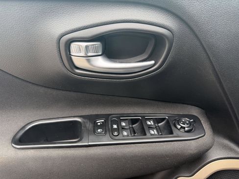 Used 2016 Jeep Renegade Latitude image 10