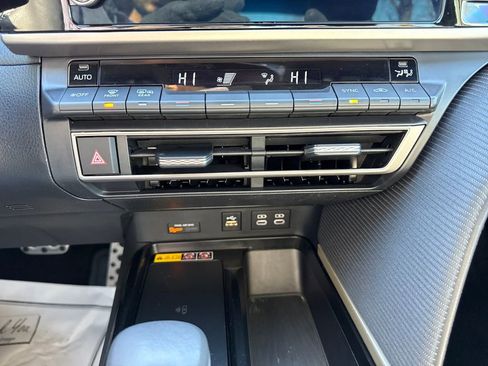 Used 2025 Toyota Camry SE image 22