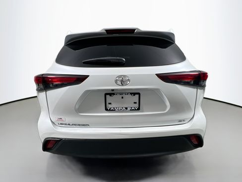Used 2024 Toyota Highlander XLE FWD image 6