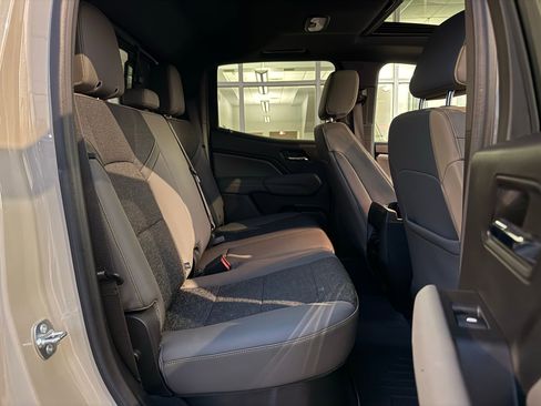 Used 2024 Chevrolet Colorado ZR2 w/ Technology Package image 29