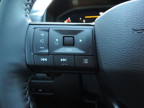 Used 2025 Nissan Rogue SL image 27